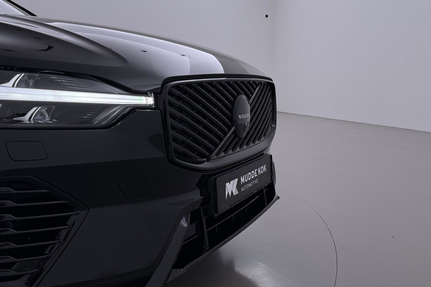 Volvo XC60 T8 Plug-in hybrid Plus Black Edition | ACC | Panoramdak | Head-Up | Trekhaak | Harman/Kardon | 360° Camera | 21 Inch