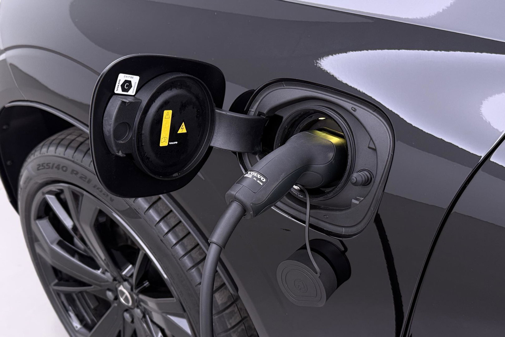 Volvo XC60 T8 Plug-in hybrid Plus Black Edition | ACC | Panoramdak | Head-Up | Trekhaak | Harman/Kardon | 360° Camera | 21 Inch