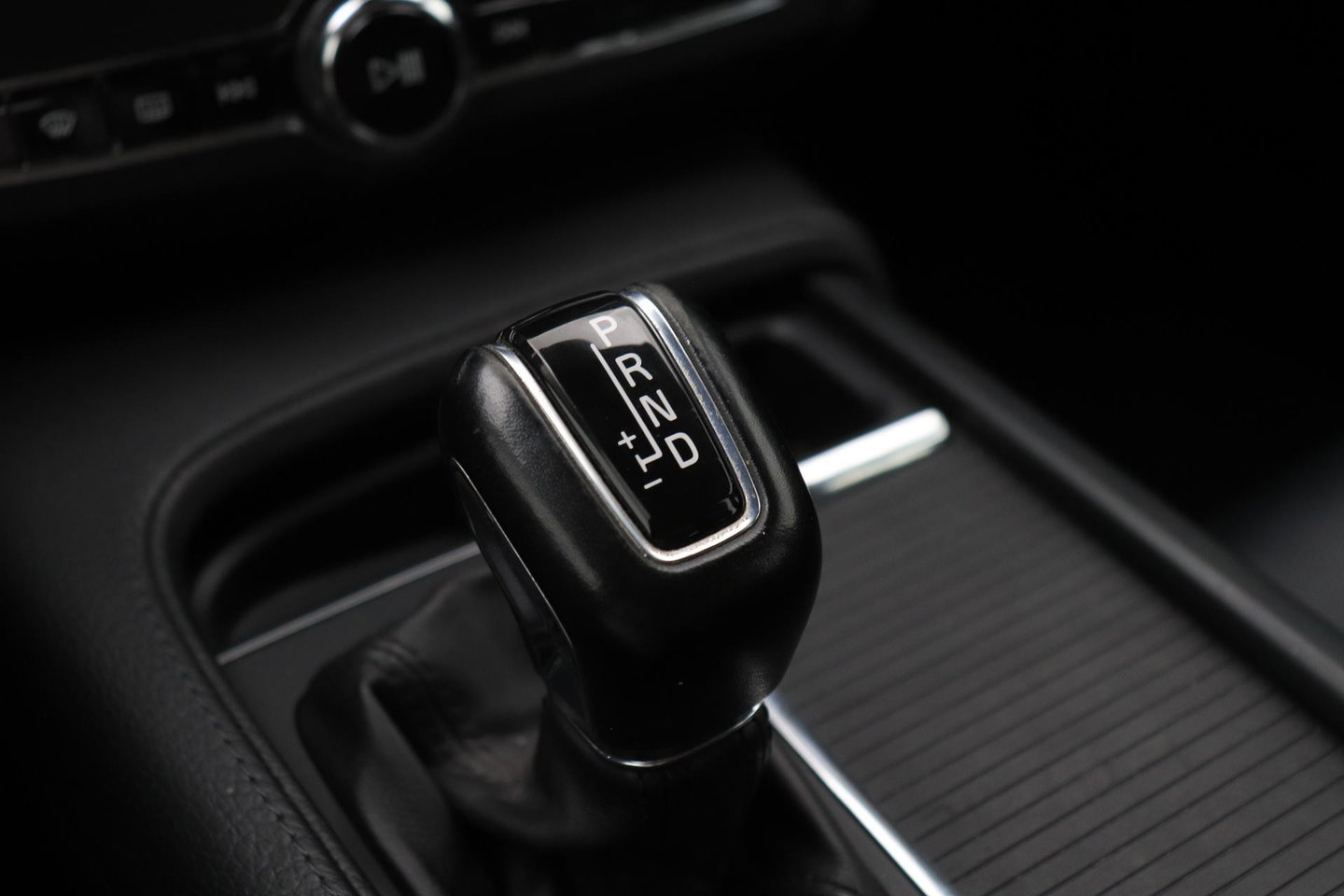 Volvo V90 2.0 T4 Momentum | ACC | Trekhaak | Camera | BLIS | Kinderzitjes | Stoelverwarming | 18 Inch