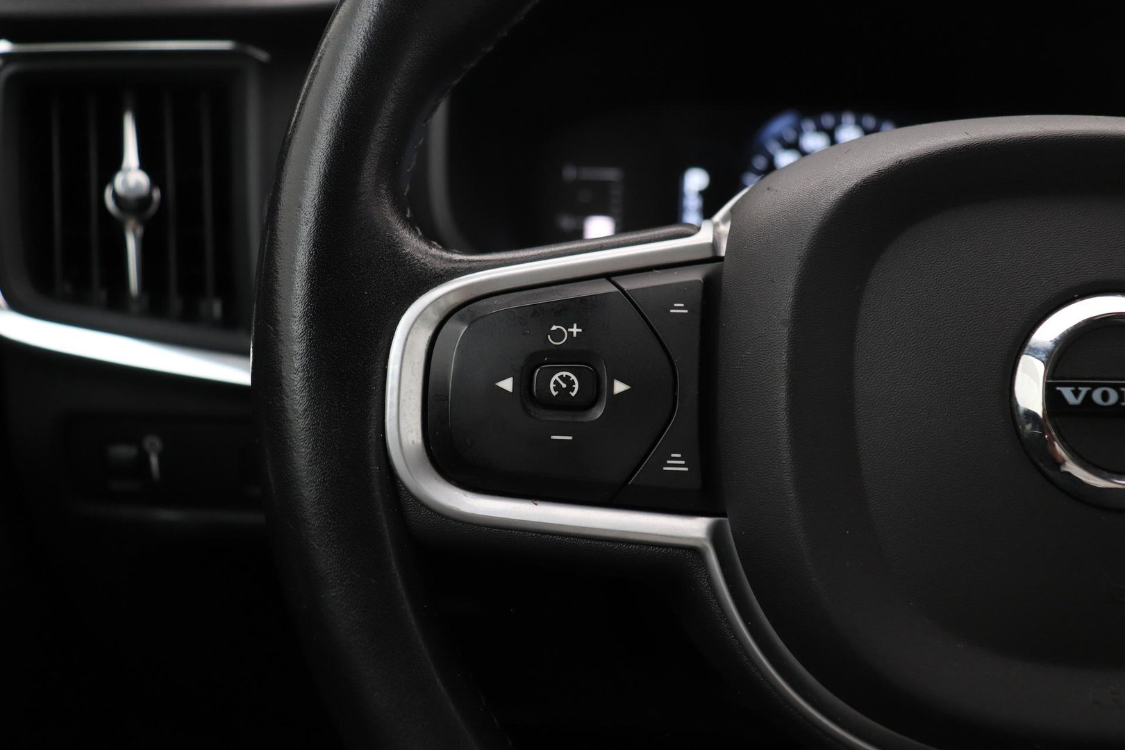 Volvo V90 2.0 T4 Momentum | ACC | Trekhaak | Camera | BLIS | Kinderzitjes | Stoelverwarming | 18 Inch