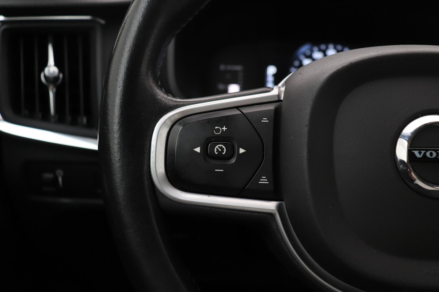 Volvo V90 2.0 T4 Momentum | ACC | Trekhaak | Camera | BLIS | Kinderzitjes | Stoelverwarming | 18 Inch