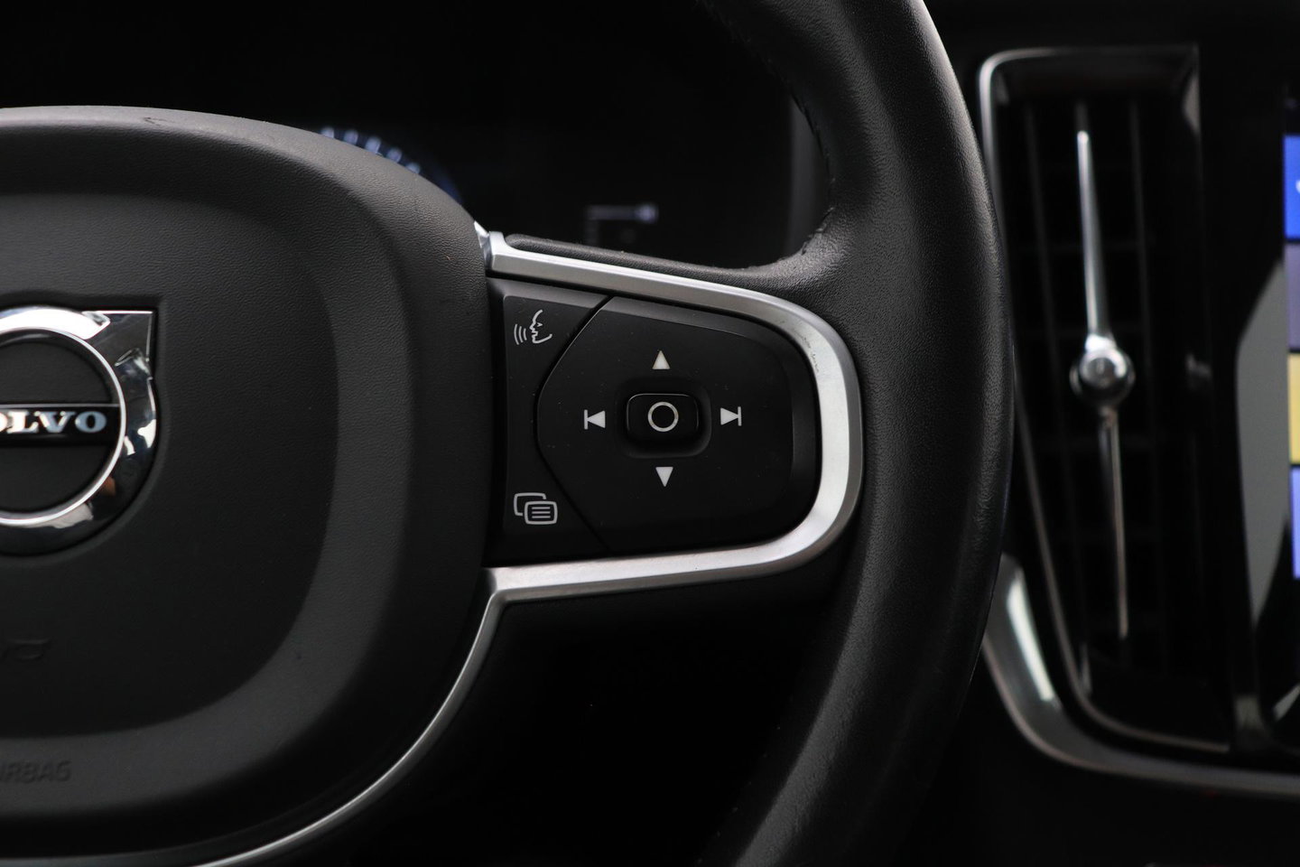 Volvo V90 2.0 T4 Momentum | ACC | Trekhaak | Camera | BLIS | Kinderzitjes | Stoelverwarming | 18 Inch