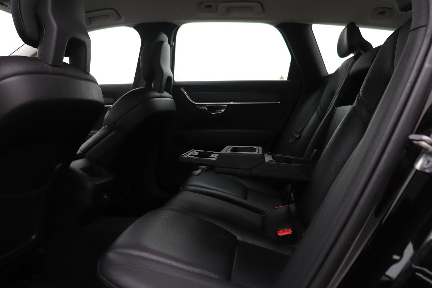Volvo V90 2.0 T4 Momentum | ACC | Trekhaak | Camera | BLIS | Kinderzitjes | Stoelverwarming | 18 Inch