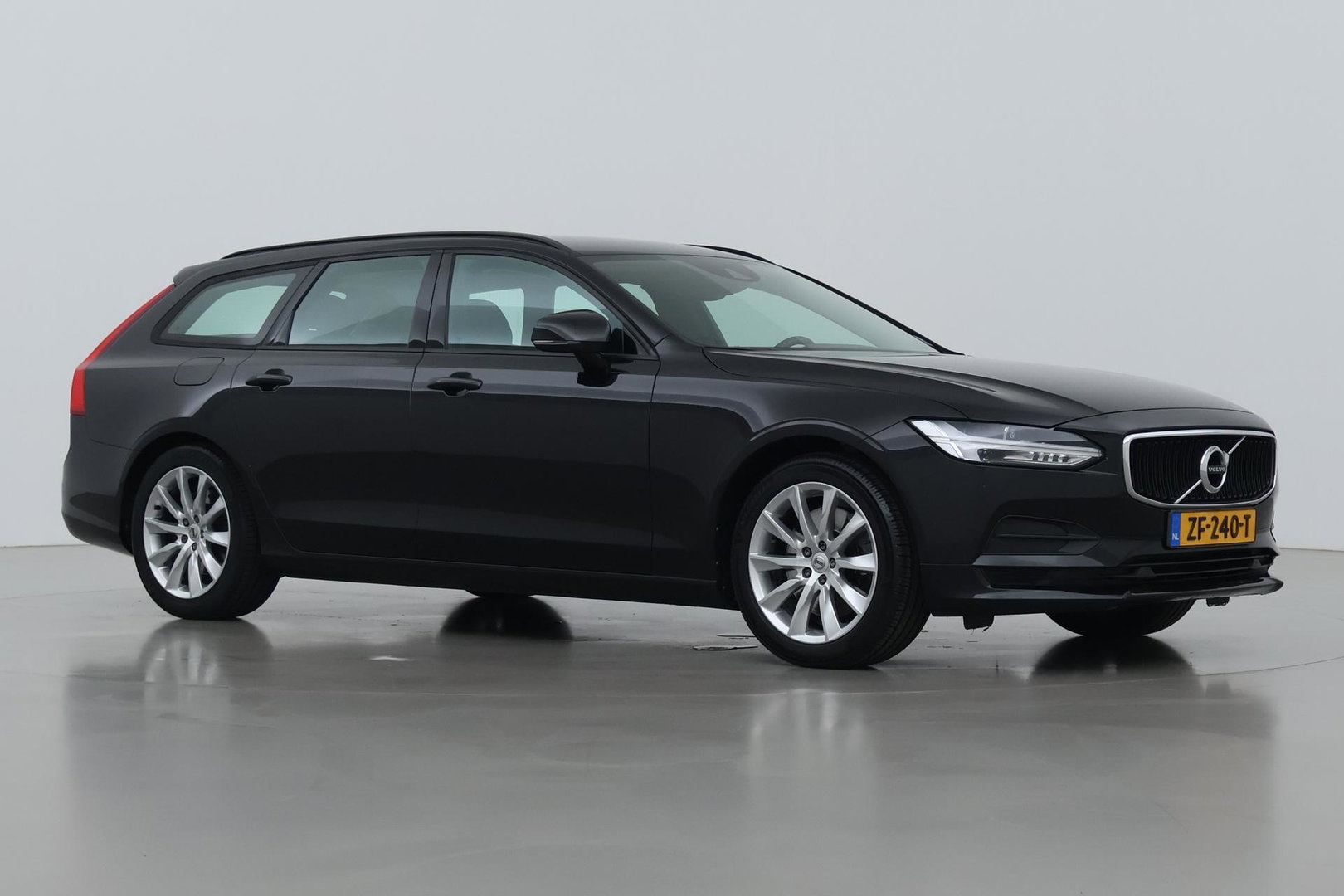 Volvo V90 2.0 T4 Momentum | ACC | Trekhaak | Camera | BLIS | Kinderzitjes | Stoelverwarming | 18 Inch