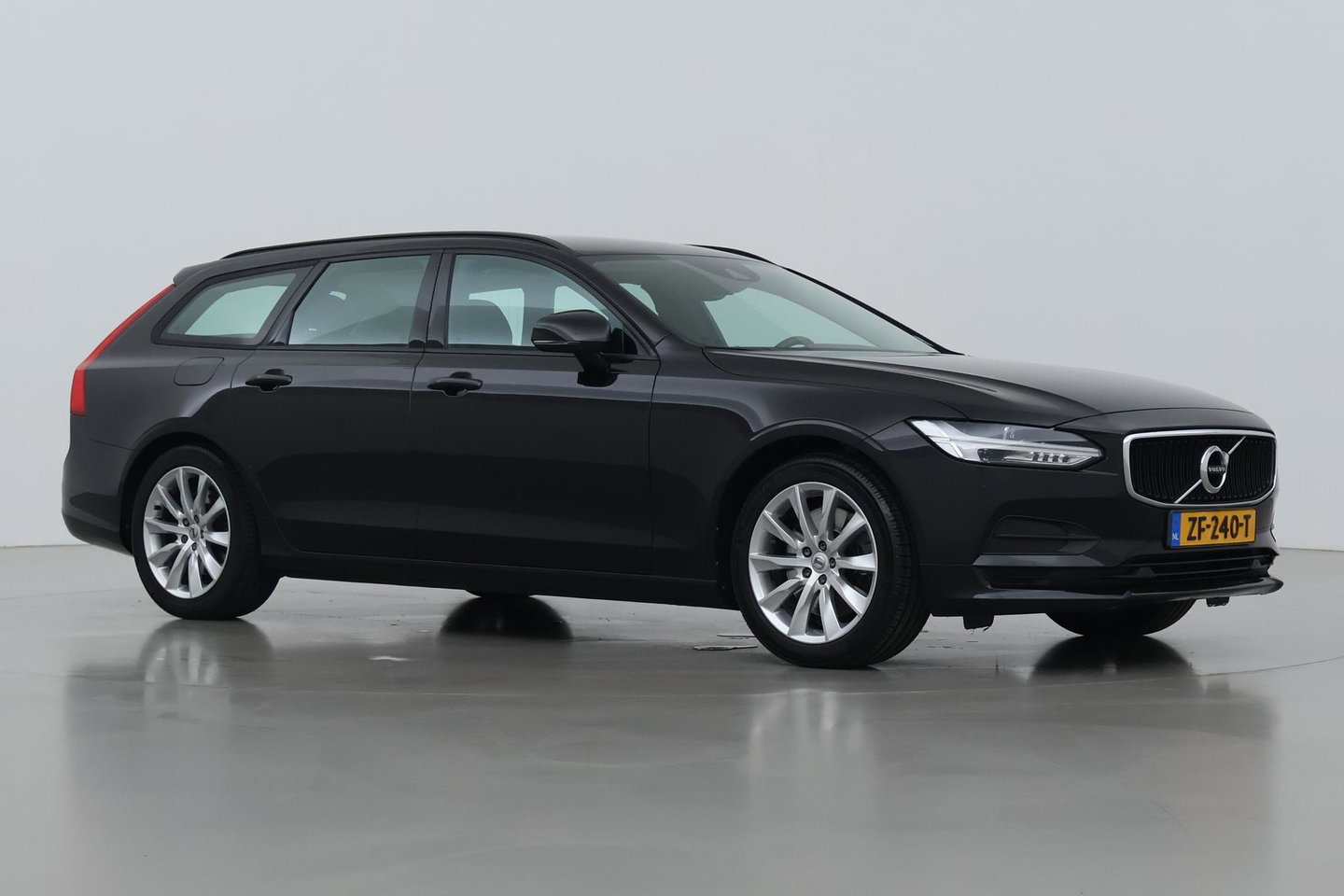 Volvo V90 2.0 T4 Momentum | ACC | Trekhaak | Camera | BLIS | Kinderzitjes | Stoelverwarming | 18 Inch