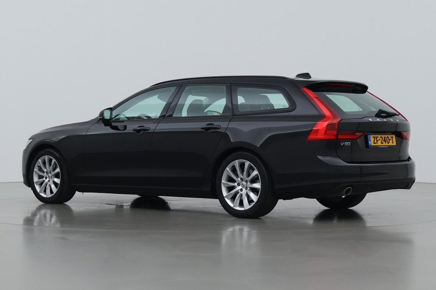 Volvo V90 2.0 T4 Momentum | ACC | Trekhaak | Camera | BLIS | Kinderzitjes | Stoelverwarming | 18 Inch