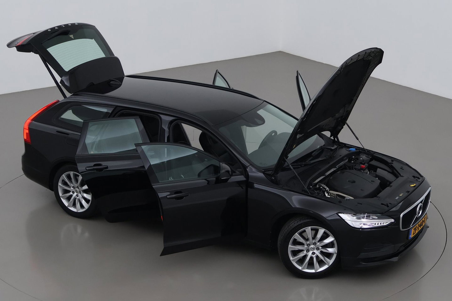 Volvo V90 2.0 T4 Momentum | ACC | Trekhaak | Camera | BLIS | Kinderzitjes | Stoelverwarming | 18 Inch