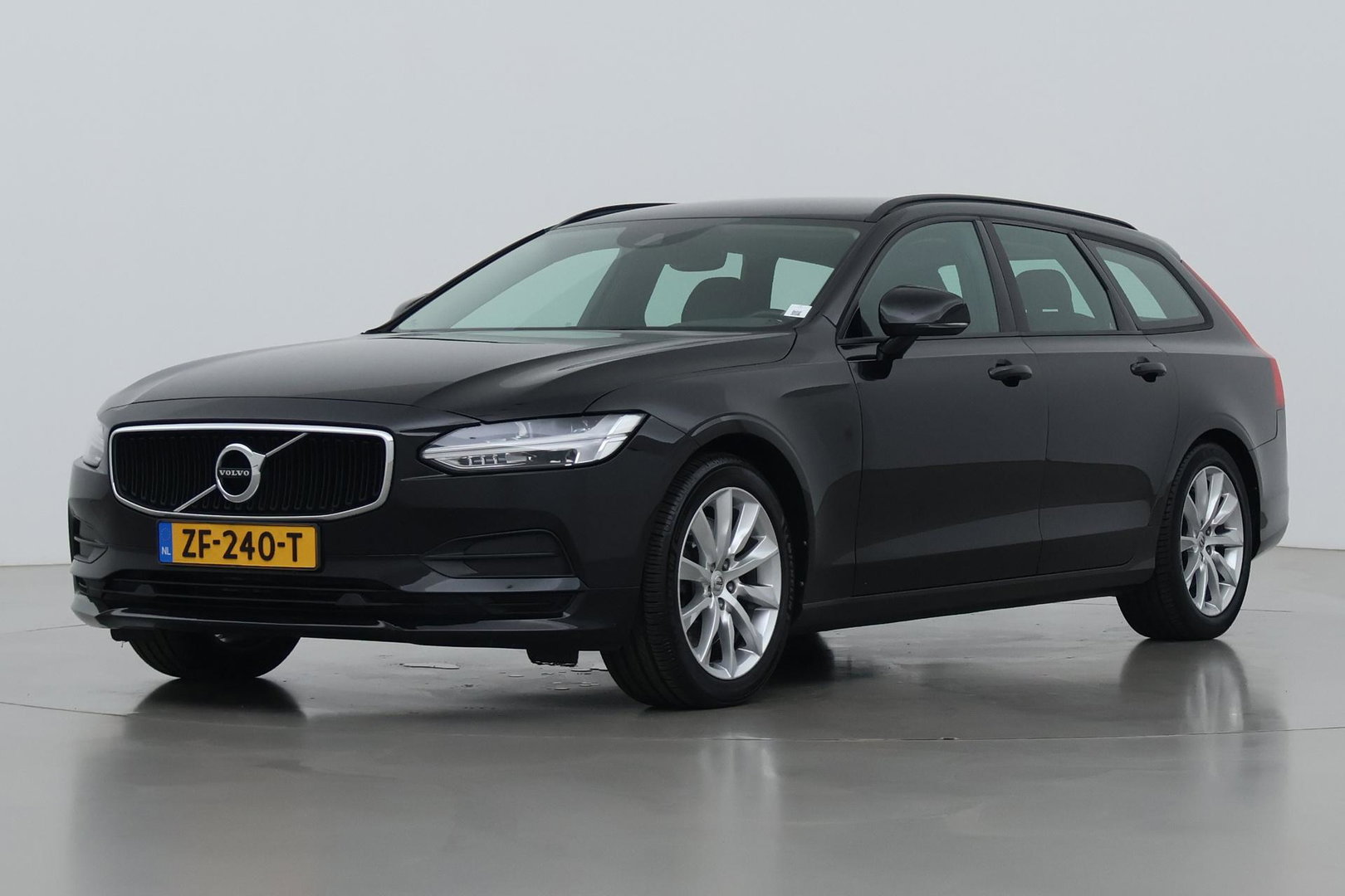 Volvo V90 2.0 T4 Momentum | ACC | Trekhaak | Camera | BLIS | Kinderzitjes | Stoelverwarming | 18 Inch