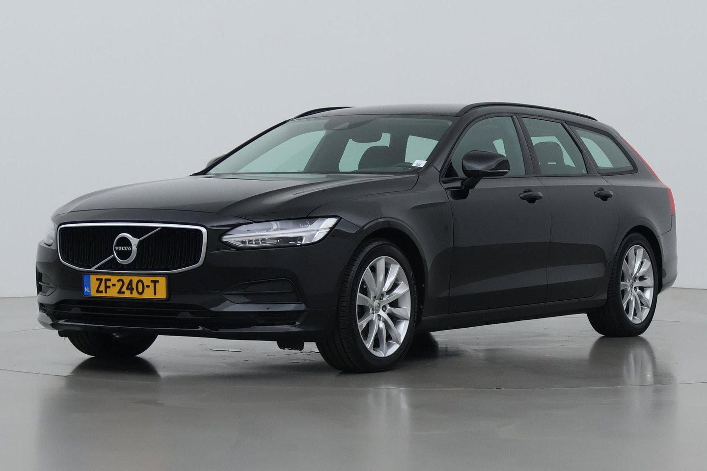 Volvo V90 2.0 T4 Momentum | ACC | Trekhaak | Camera | BLIS | Kinderzitjes | Stoelverwarming | 18 Inch