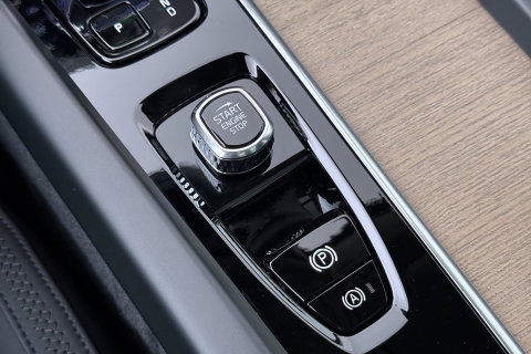 Volvo XC60 2.0 T8 Plug-in hybrid AWD Plus Dark | ACC | Panoramadak | Head-Up | Harman/Kardon | 360° Camera | BLIS