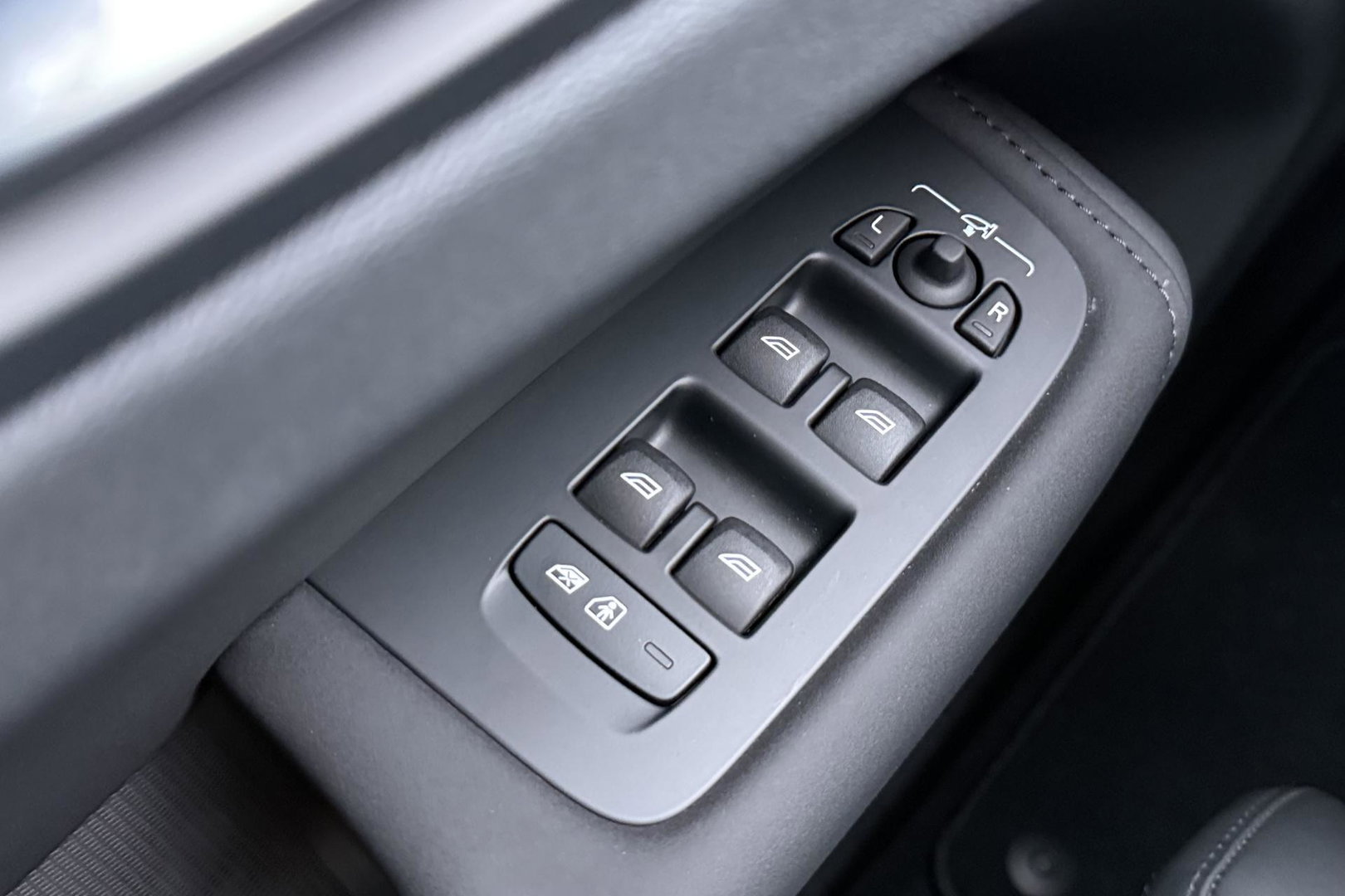 Volvo XC60 2.0 T8 Plug-in hybrid AWD Plus Dark | ACC | Panoramadak | Head-Up | Harman/Kardon | 360° Camera | BLIS