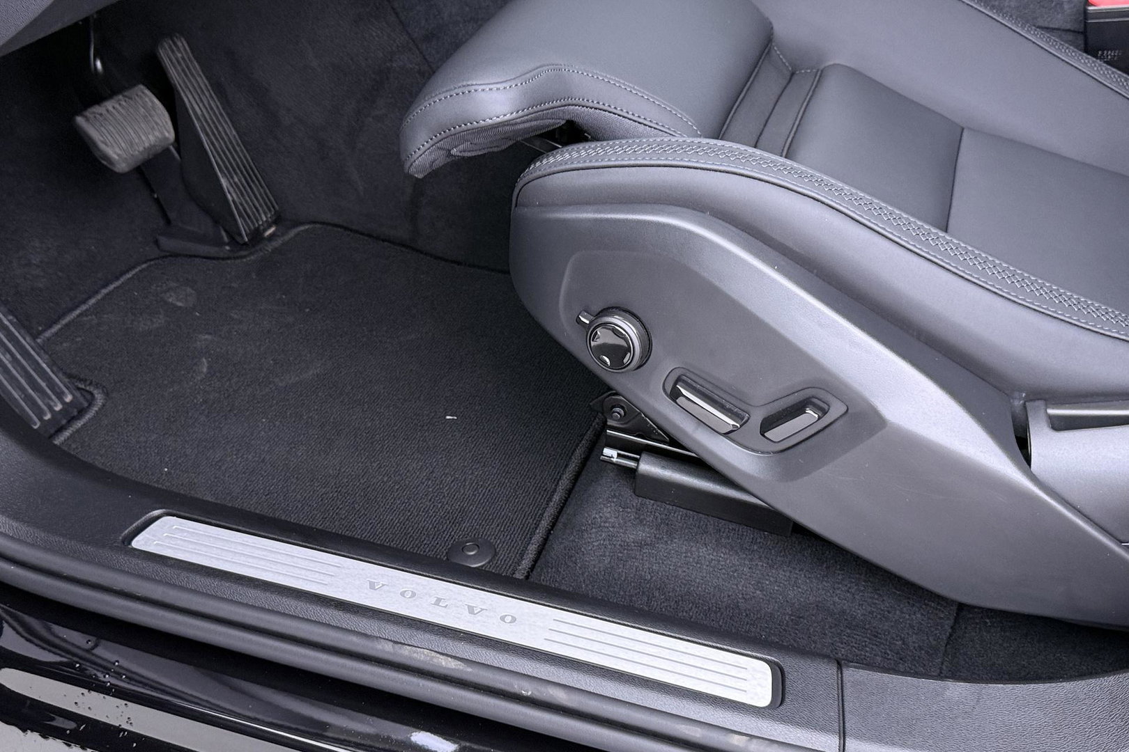 Volvo XC60 2.0 T8 Plug-in hybrid AWD Plus Dark | ACC | Panoramadak | Head-Up | Harman/Kardon | 360° Camera | BLIS