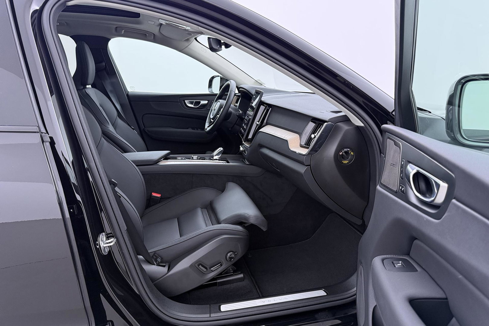 Volvo XC60 2.0 T8 Plug-in hybrid AWD Plus Dark | ACC | Panoramadak | Head-Up | Harman/Kardon | 360° Camera | BLIS