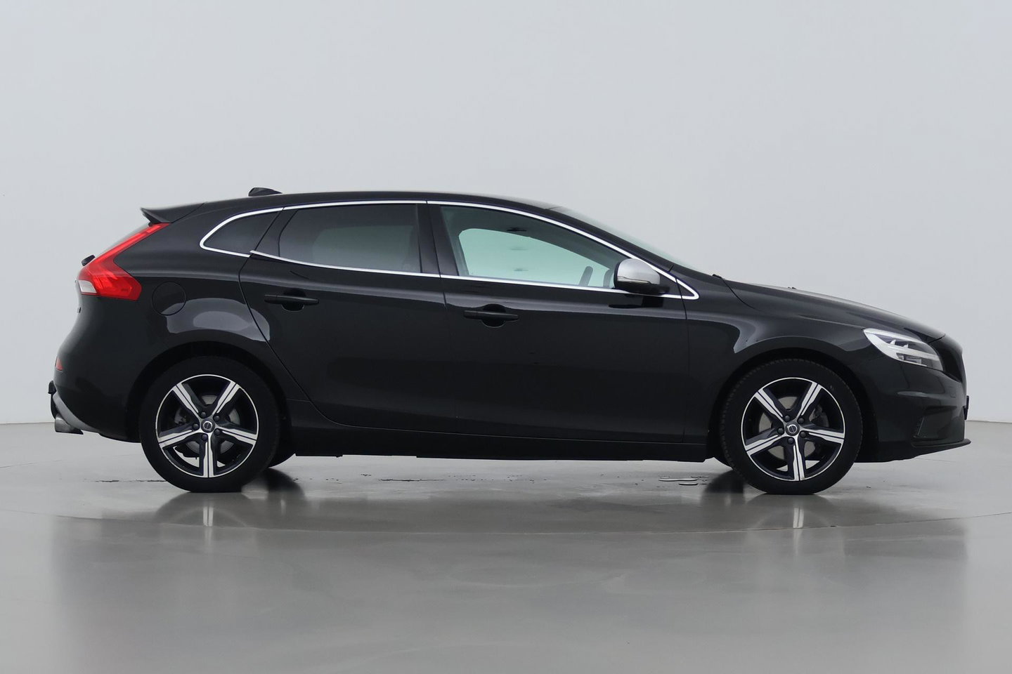 Volvo V40 2.0 T4 R-Design | Trekhaak | Stoelverwarming | Getint Glas | 17 Inch