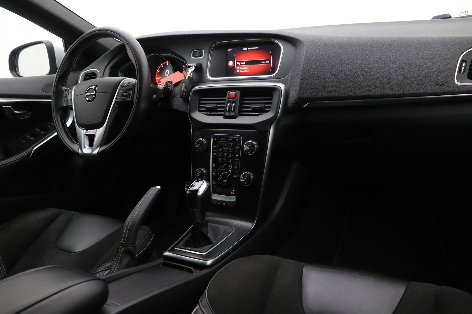 Volvo V40 2.0 T4 R-Design | Trekhaak | Stoelverwarming | Getint Glas | 17 Inch