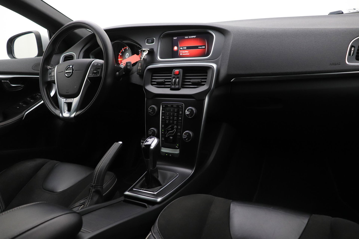 Volvo V40 2.0 T4 R-Design | Trekhaak | Stoelverwarming | Getint Glas | 17 Inch