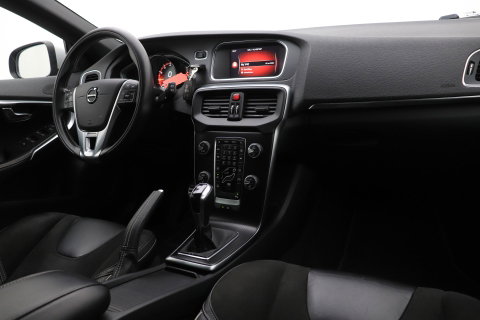Volvo V40 2.0 T4 R-Design | Trekhaak | Stoelverwarming | Getint Glas | 17 Inch