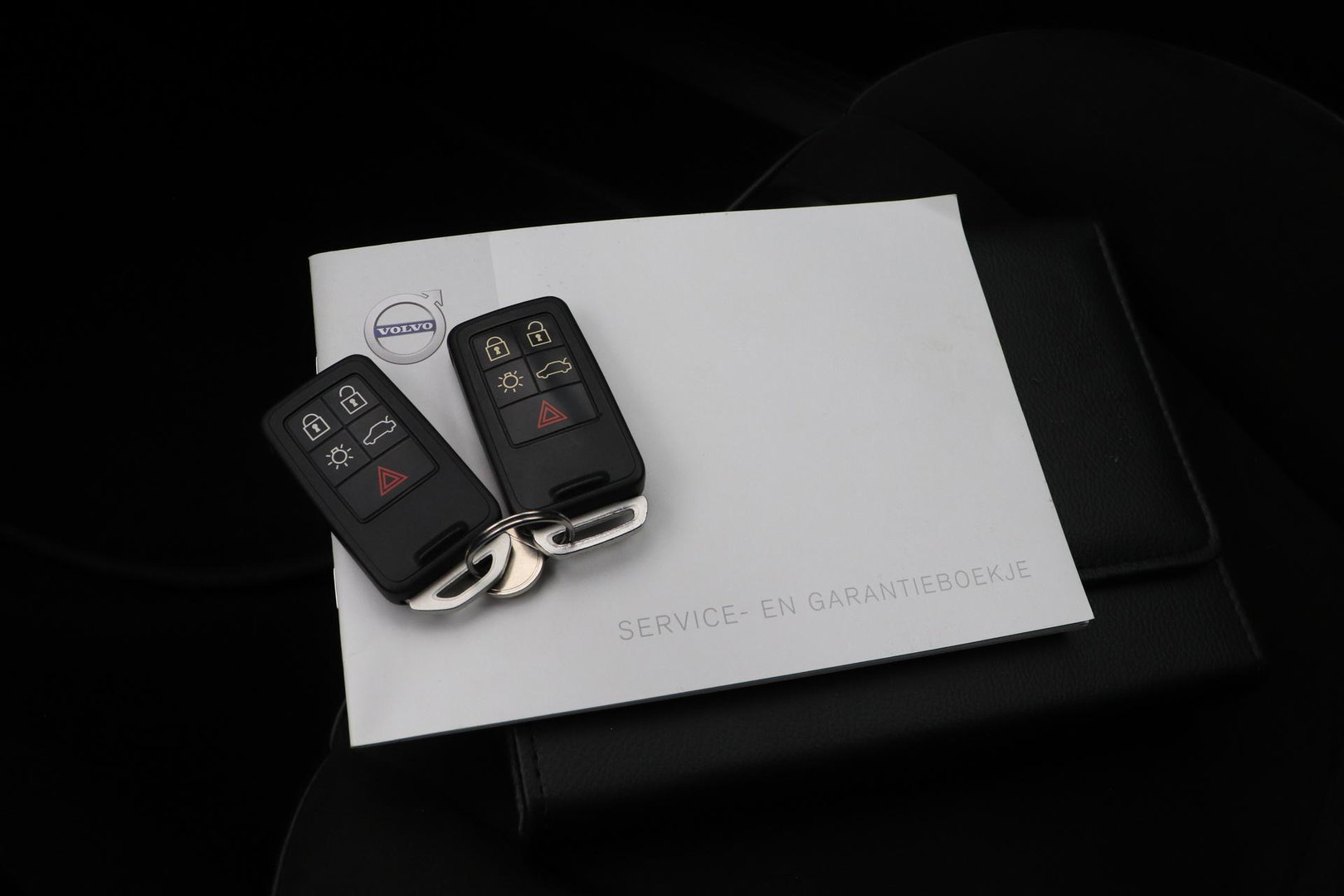 Volvo V40 2.0 T4 R-Design | Trekhaak | Stoelverwarming | Getint Glas | 17 Inch