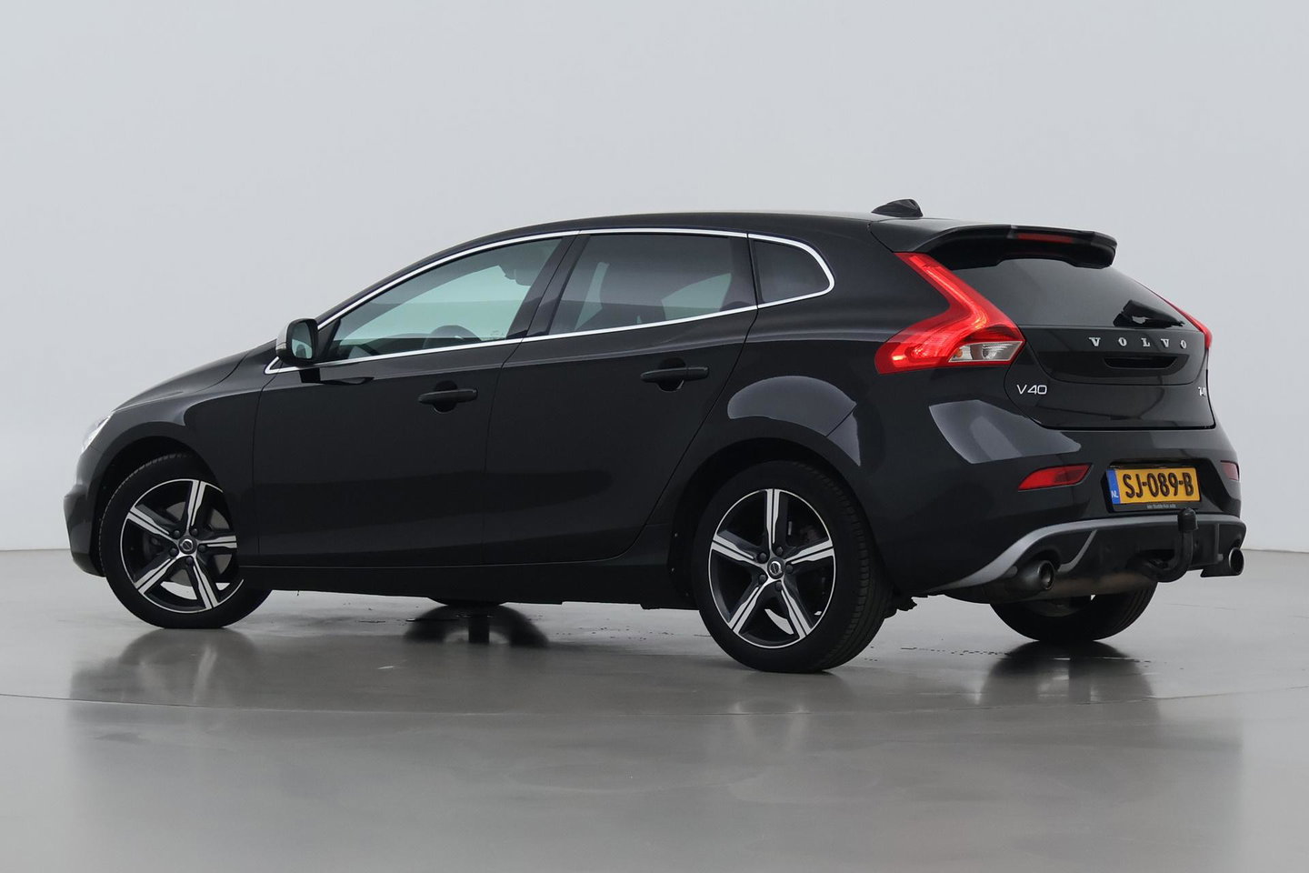 Volvo V40 2.0 T4 R-Design | Trekhaak | Stoelverwarming | Getint Glas | 17 Inch