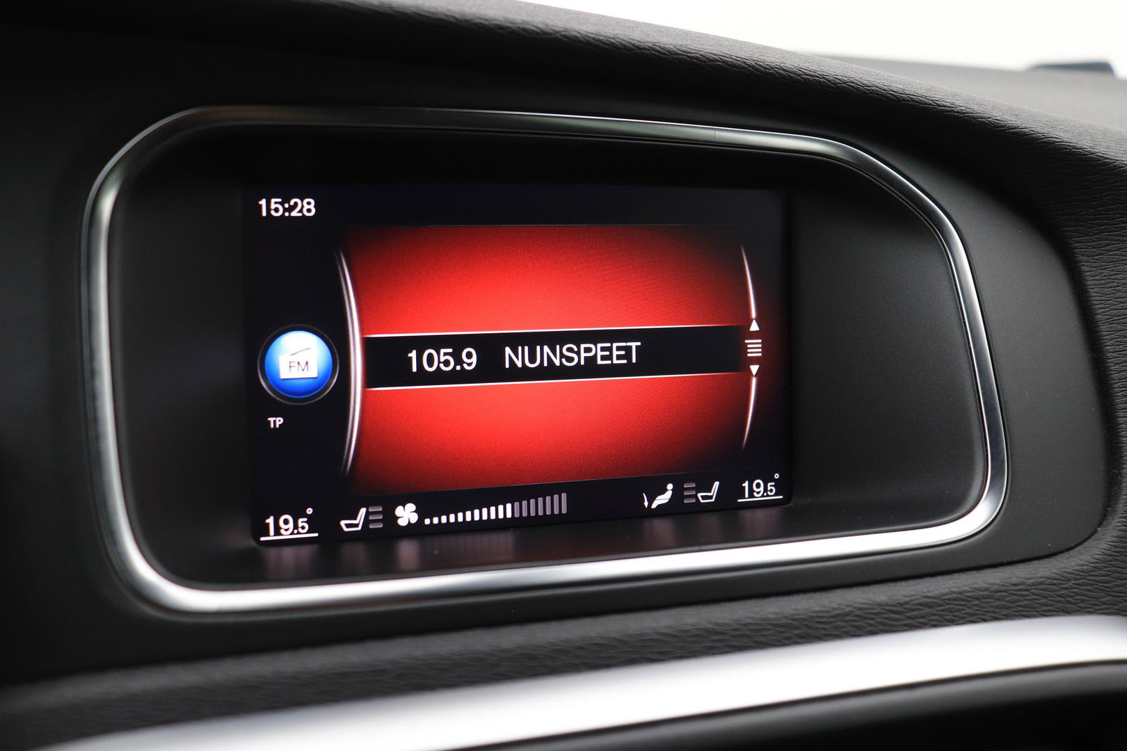 Volvo V40 2.0 T4 R-Design | Trekhaak | Stoelverwarming | Getint Glas | 17 Inch