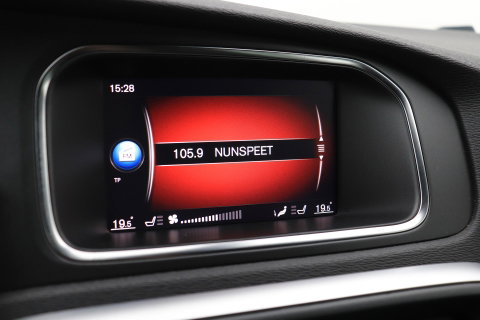 Volvo V40 2.0 T4 R-Design | Trekhaak | Stoelverwarming | Getint Glas | 17 Inch