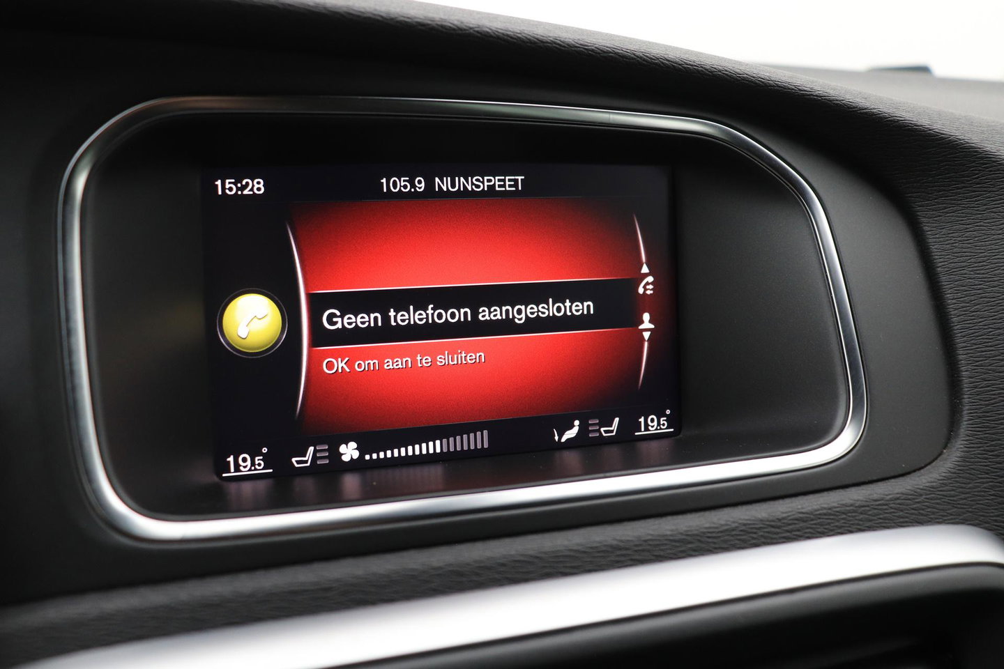 Volvo V40 2.0 T4 R-Design | Trekhaak | Stoelverwarming | Getint Glas | 17 Inch