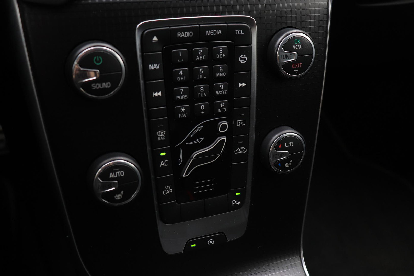 Volvo V40 2.0 T4 R-Design | Trekhaak | Stoelverwarming | Getint Glas | 17 Inch