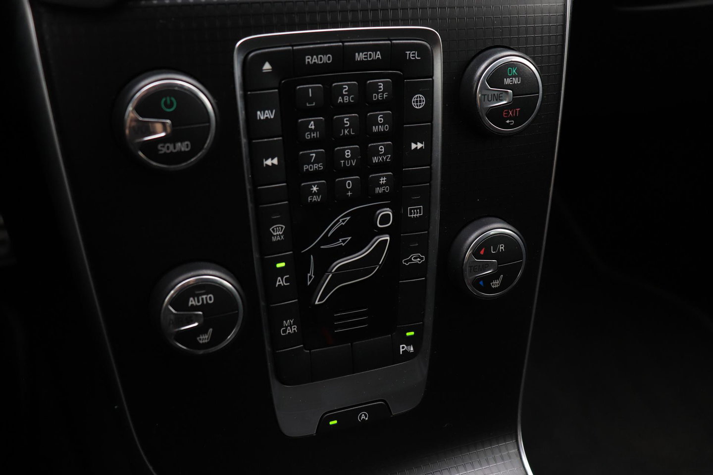 Volvo V40 2.0 T4 R-Design | Trekhaak | Stoelverwarming | Getint Glas | 17 Inch