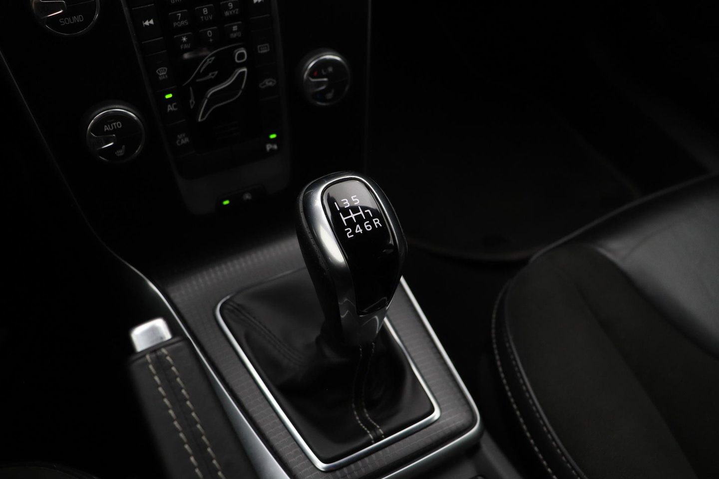 Volvo V40 2.0 T4 R-Design | Trekhaak | Stoelverwarming | Getint Glas | 17 Inch