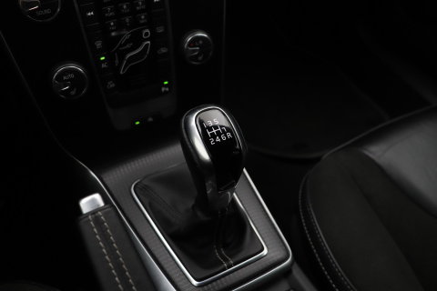 Volvo V40 2.0 T4 R-Design | Trekhaak | Stoelverwarming | Getint Glas | 17 Inch