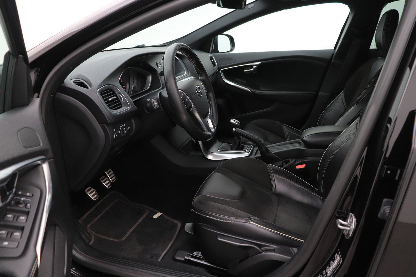 Volvo V40 2.0 T4 R-Design | Trekhaak | Stoelverwarming | Getint Glas | 17 Inch