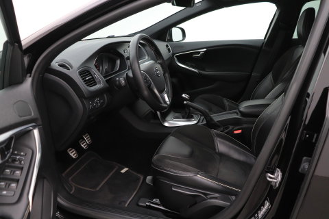 Volvo V40 2.0 T4 R-Design | Trekhaak | Stoelverwarming | Getint Glas | 17 Inch