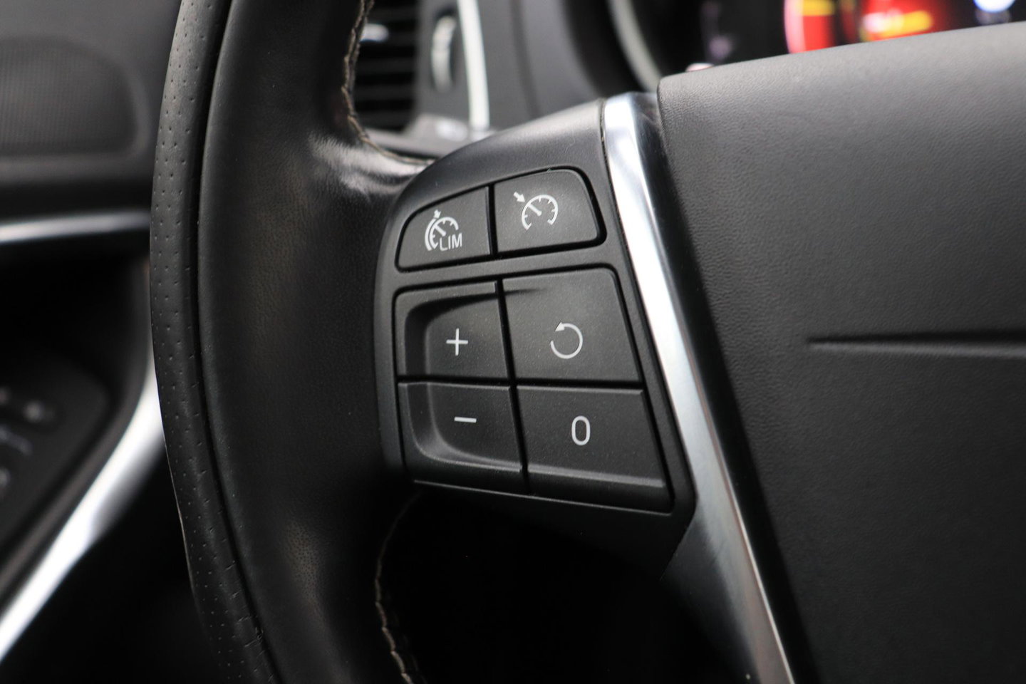 Volvo V40 2.0 T4 R-Design | Trekhaak | Stoelverwarming | Getint Glas | 17 Inch