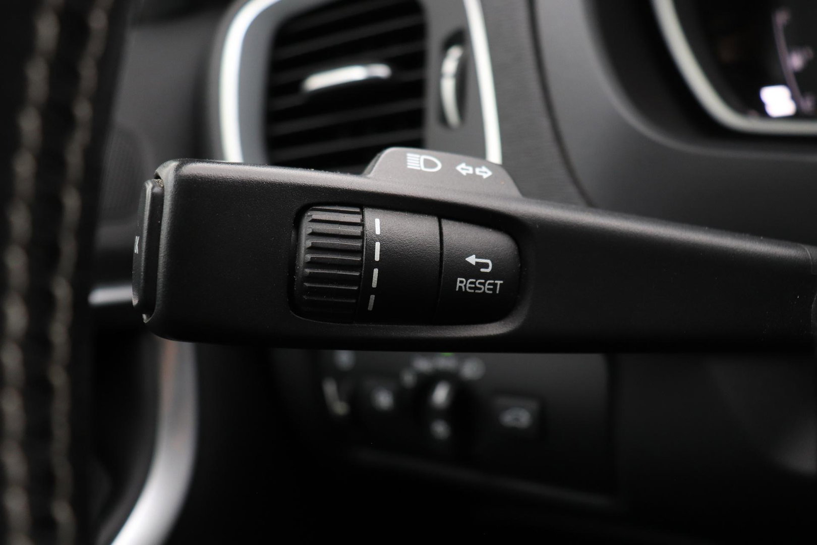 Volvo V40 2.0 T4 R-Design | Trekhaak | Stoelverwarming | Getint Glas | 17 Inch