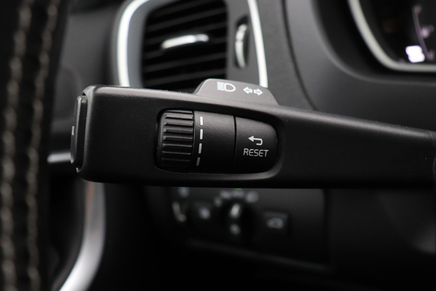 Volvo V40 2.0 T4 R-Design | Trekhaak | Stoelverwarming | Getint Glas | 17 Inch