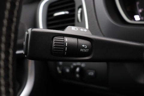 Volvo V40 2.0 T4 R-Design | Trekhaak | Stoelverwarming | Getint Glas | 17 Inch