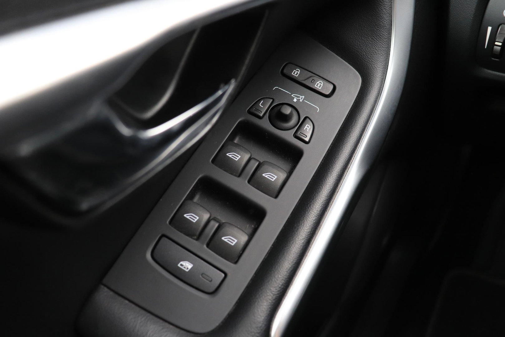 Volvo V40 2.0 T4 R-Design | Trekhaak | Stoelverwarming | Getint Glas | 17 Inch