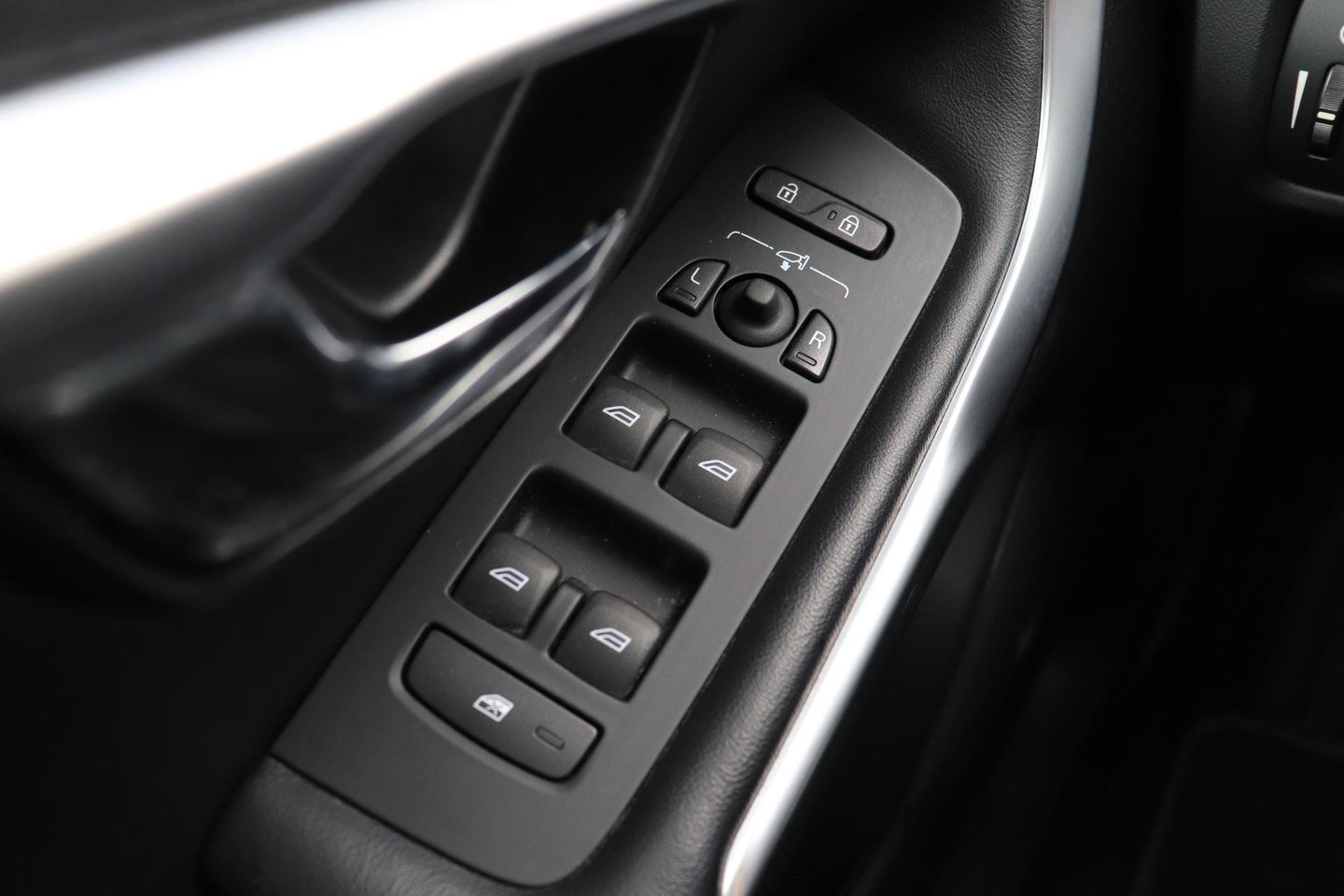 Volvo V40 2.0 T4 R-Design | Trekhaak | Stoelverwarming | Getint Glas | 17 Inch