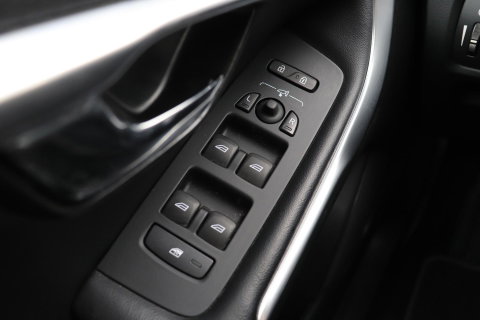 Volvo V40 2.0 T4 R-Design | Trekhaak | Stoelverwarming | Getint Glas | 17 Inch