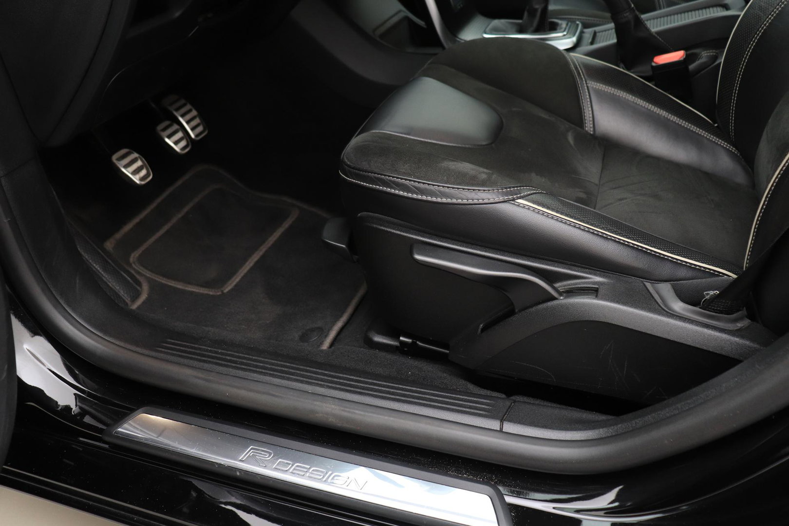 Volvo V40 2.0 T4 R-Design | Trekhaak | Stoelverwarming | Getint Glas | 17 Inch