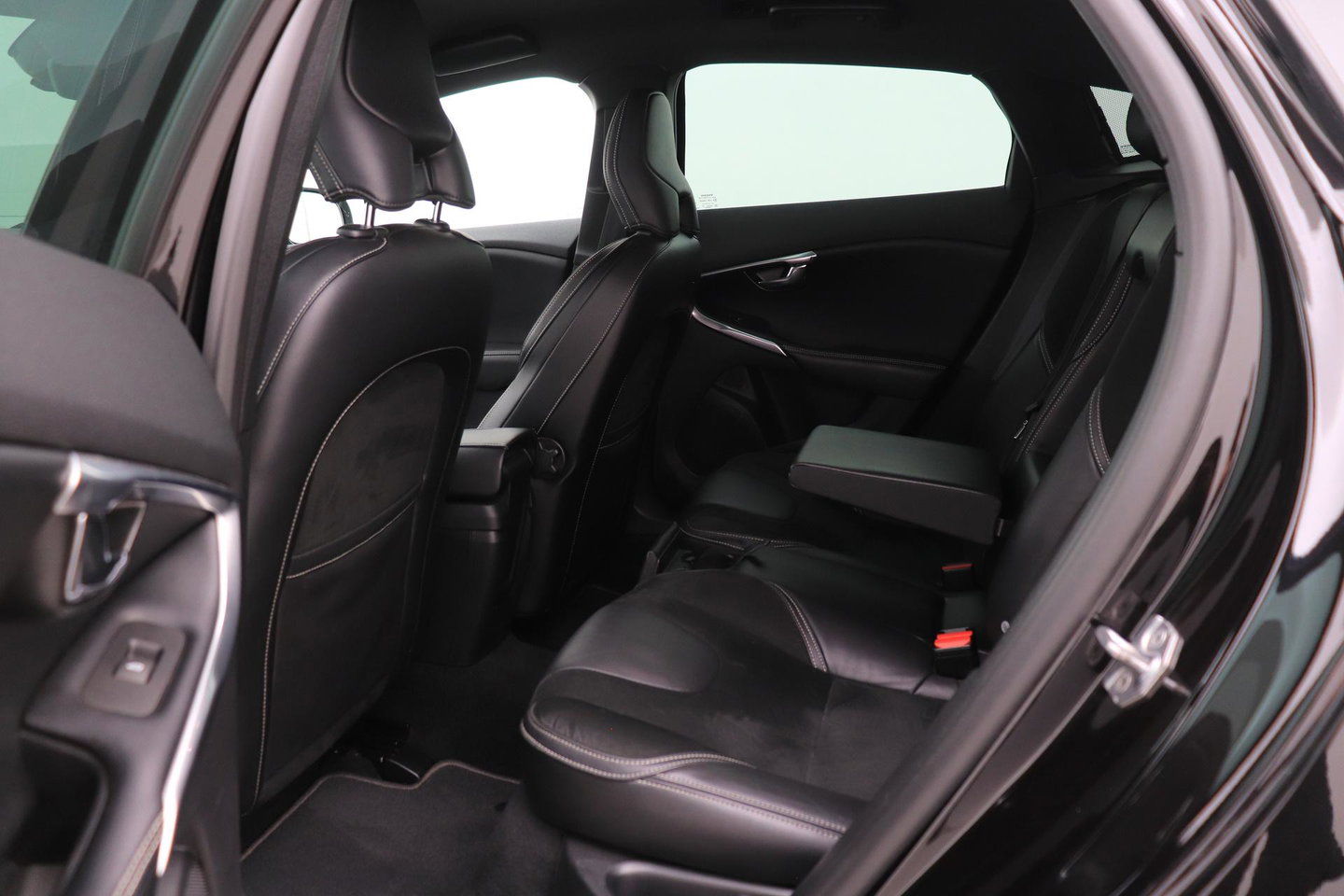 Volvo V40 2.0 T4 R-Design | Trekhaak | Stoelverwarming | Getint Glas | 17 Inch