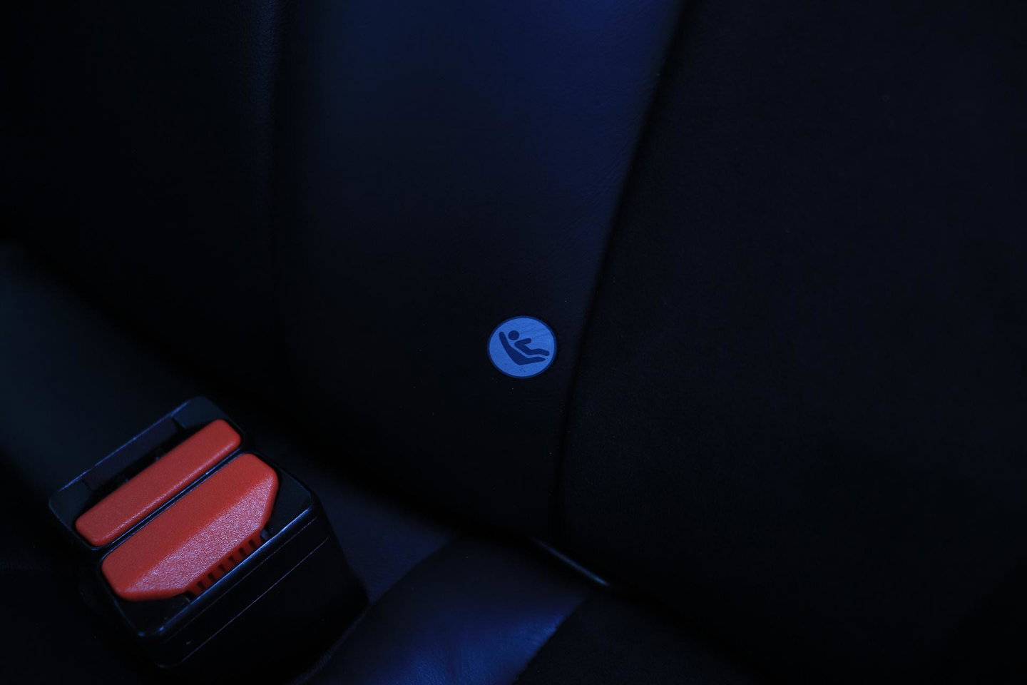 Volvo V40 2.0 T4 R-Design | Trekhaak | Stoelverwarming | Getint Glas | 17 Inch