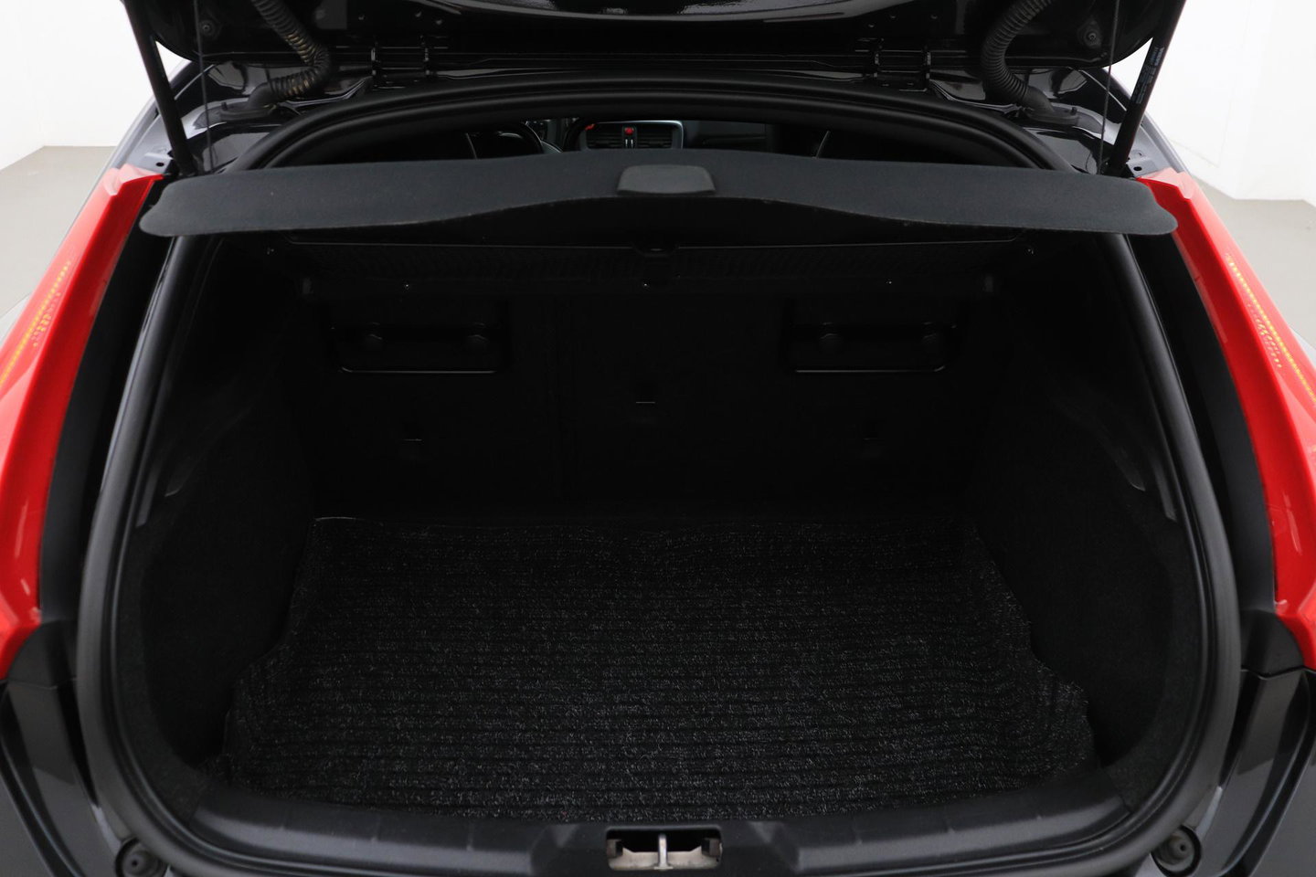 Volvo V40 2.0 T4 R-Design | Trekhaak | Stoelverwarming | Getint Glas | 17 Inch