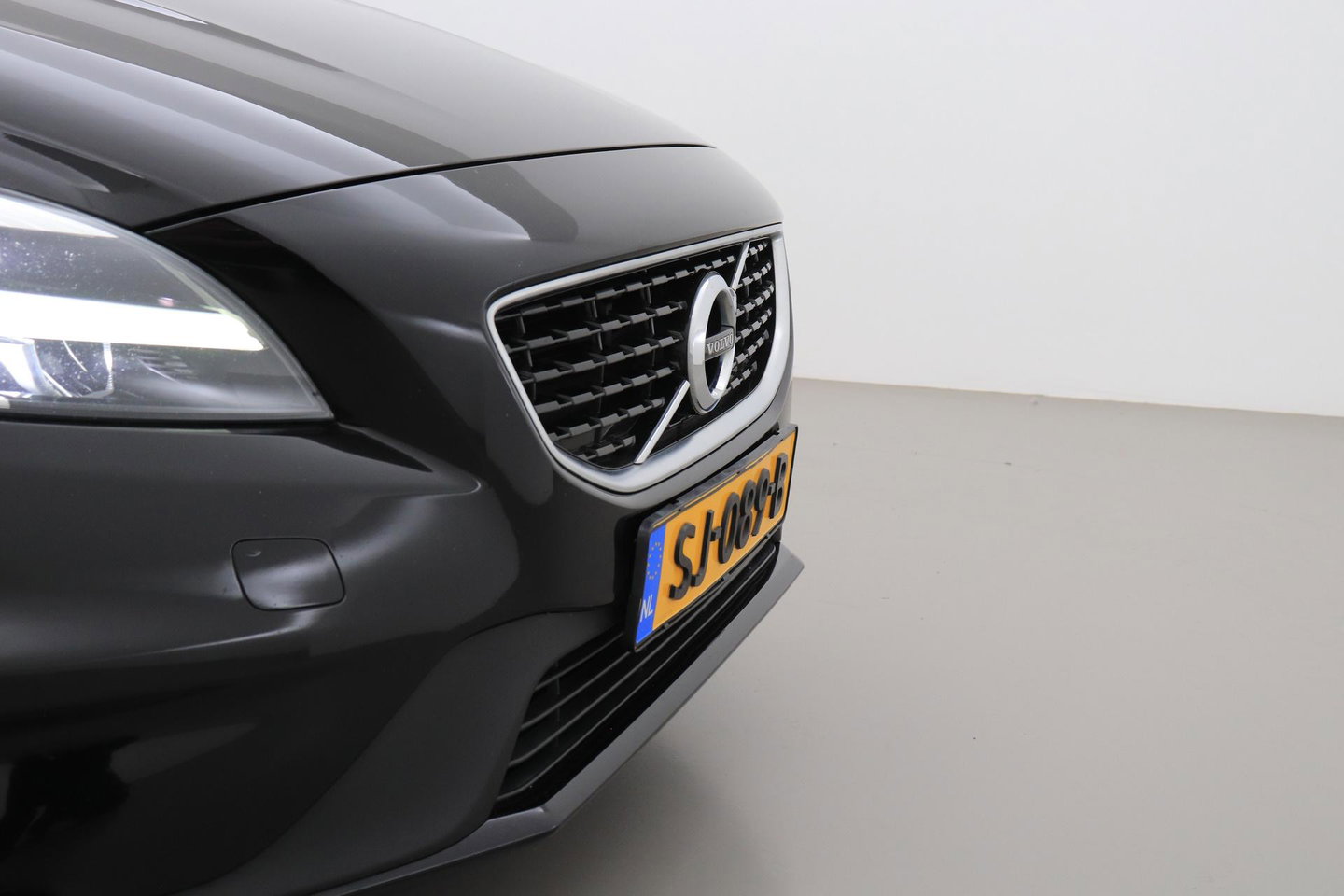 Volvo V40 2.0 T4 R-Design | Trekhaak | Stoelverwarming | Getint Glas | 17 Inch