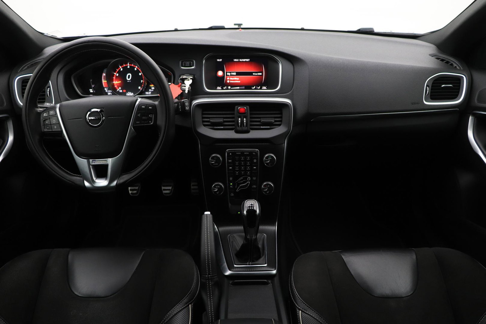 Volvo V40 2.0 T4 R-Design | Trekhaak | Stoelverwarming | Getint Glas | 17 Inch