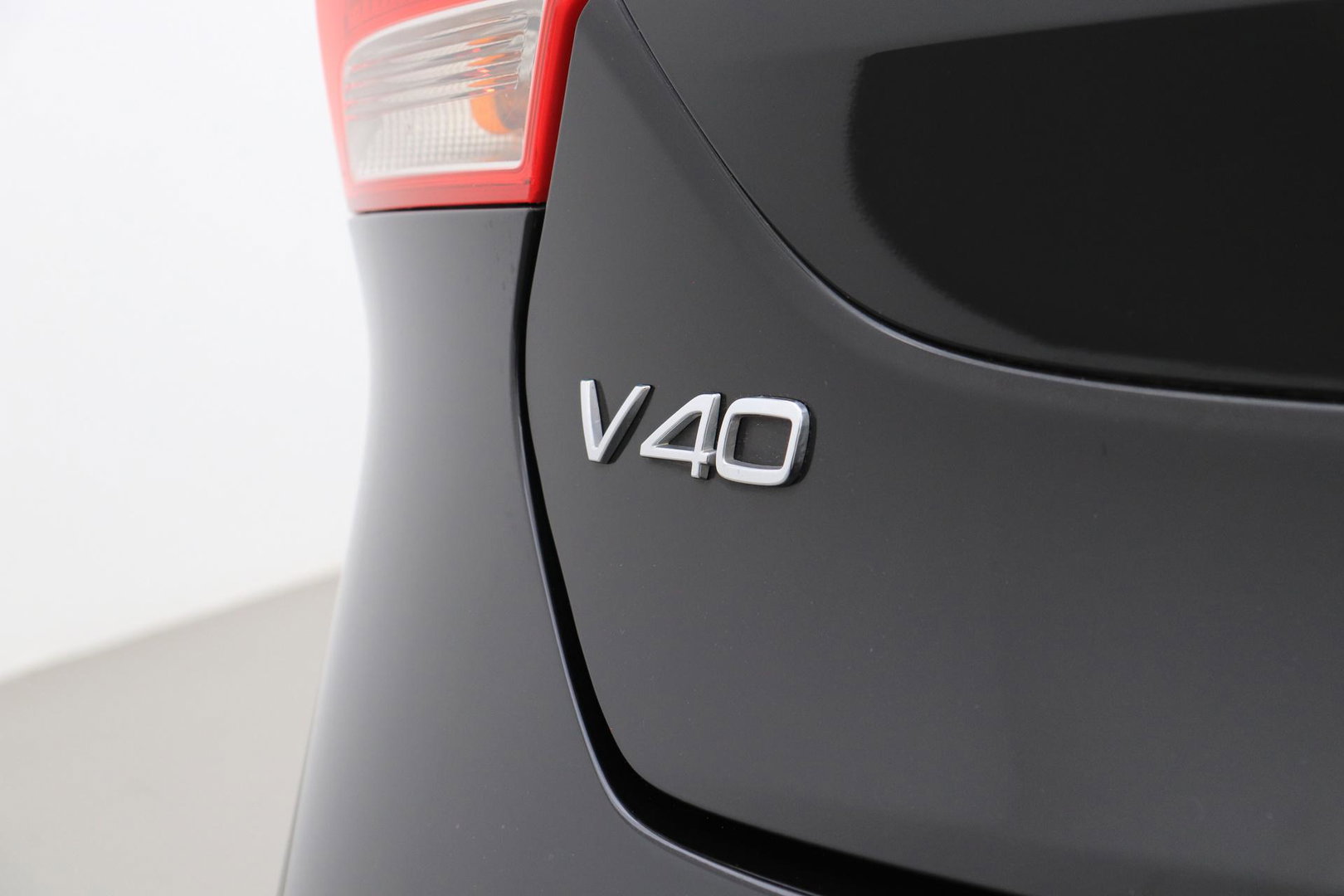 Volvo V40 2.0 T4 R-Design | Trekhaak | Stoelverwarming | Getint Glas | 17 Inch