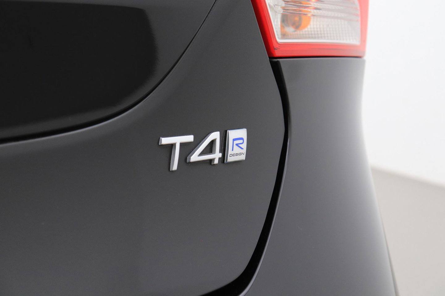 Volvo V40 2.0 T4 R-Design | Trekhaak | Stoelverwarming | Getint Glas | 17 Inch
