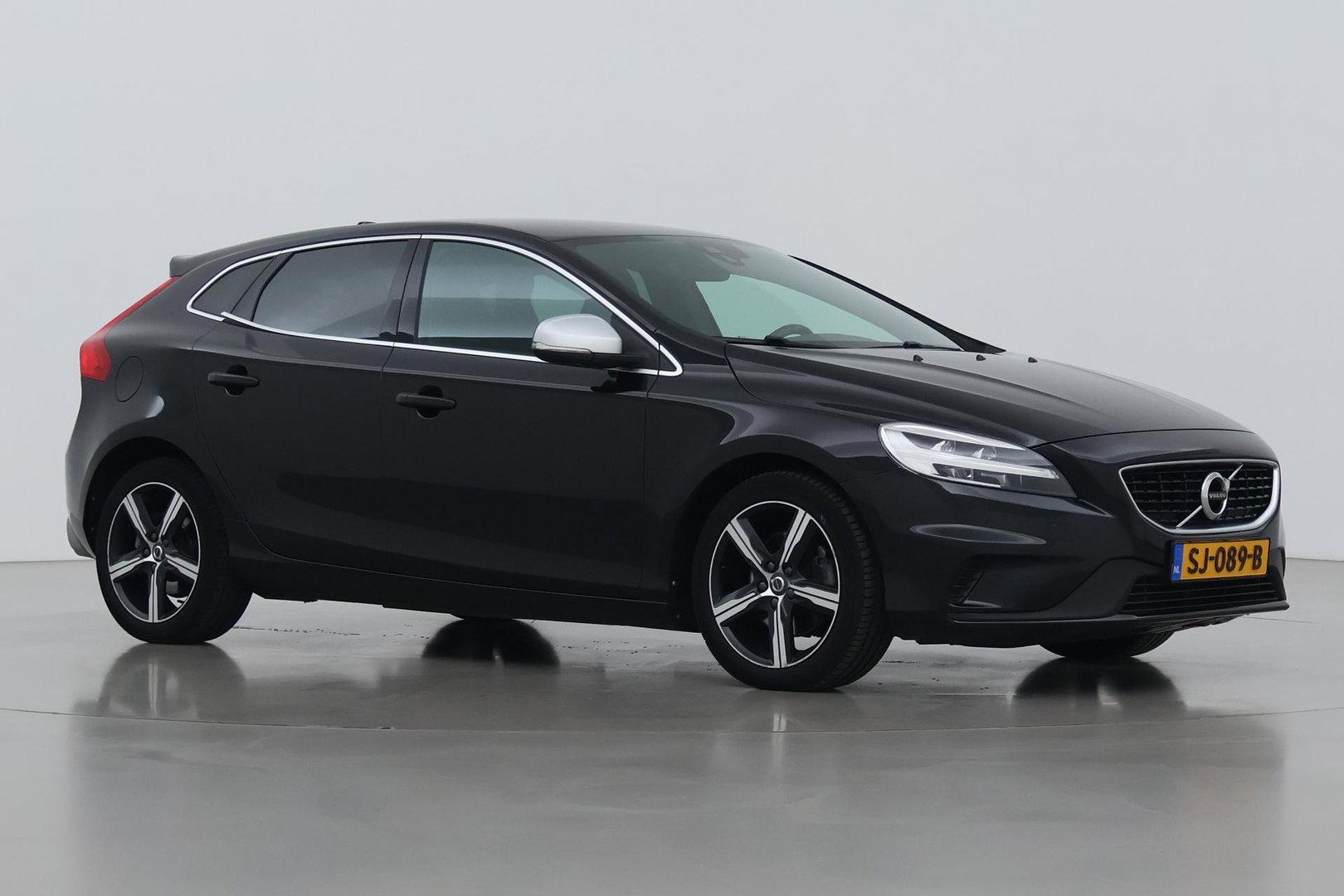 Volvo V40 2.0 T4 R-Design | Trekhaak | Stoelverwarming | Getint Glas | 17 Inch