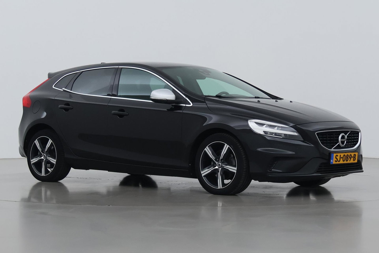 Volvo V40 2.0 T4 R-Design | Trekhaak | Stoelverwarming | Getint Glas | 17 Inch