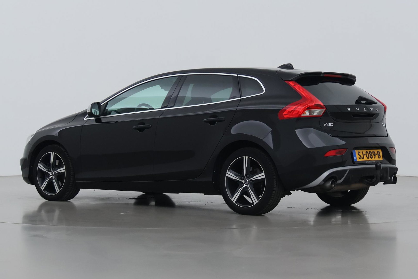 Volvo V40 2.0 T4 R-Design | Trekhaak | Stoelverwarming | Getint Glas | 17 Inch